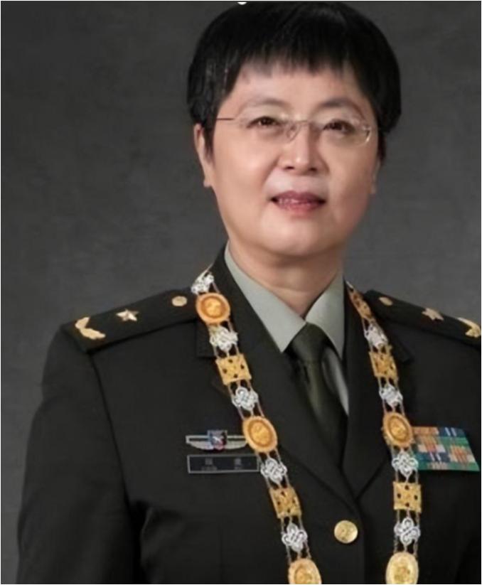 请您为伟大的女科学家陈薇少将停留1秒钟!她是中国工程院院士，为国铸盾的巾帼英雄。
