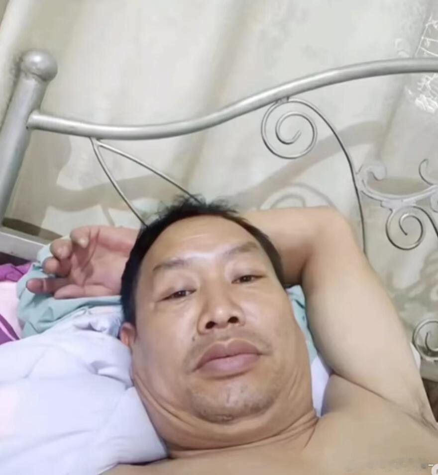 普通人躺着自拍vs王一博躺着自拍 没有对比也有伤害