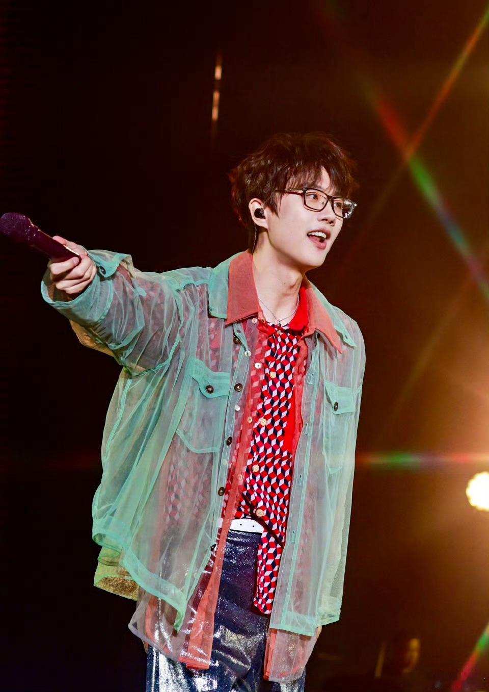 #许嵩演唱会抢票#到底谁抢到了许嵩上海演唱会门票啊！真的太难抢了 ​​​