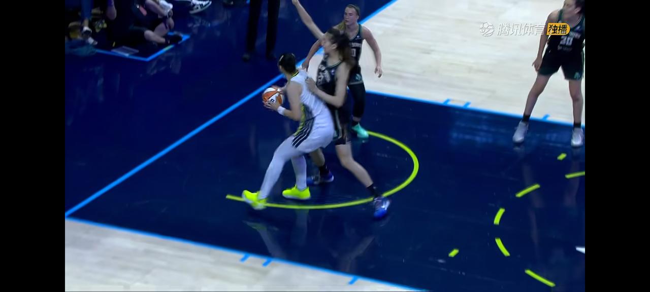 WNBA常规赛中国德比战，达拉斯飞翼98-99加时不敌纽约自由人，6连胜被终止，