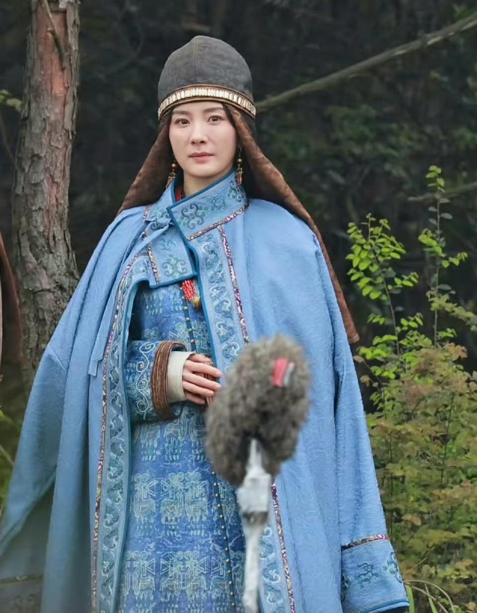 杨幂冯湮儿蓝衣路透，这个造型好看吗？