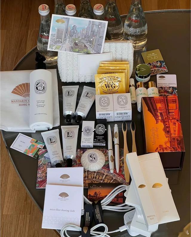 建议大家住五星级酒店带行李箱 说的没错，用酒店的袋子好几个都不够装，路过前台还挺