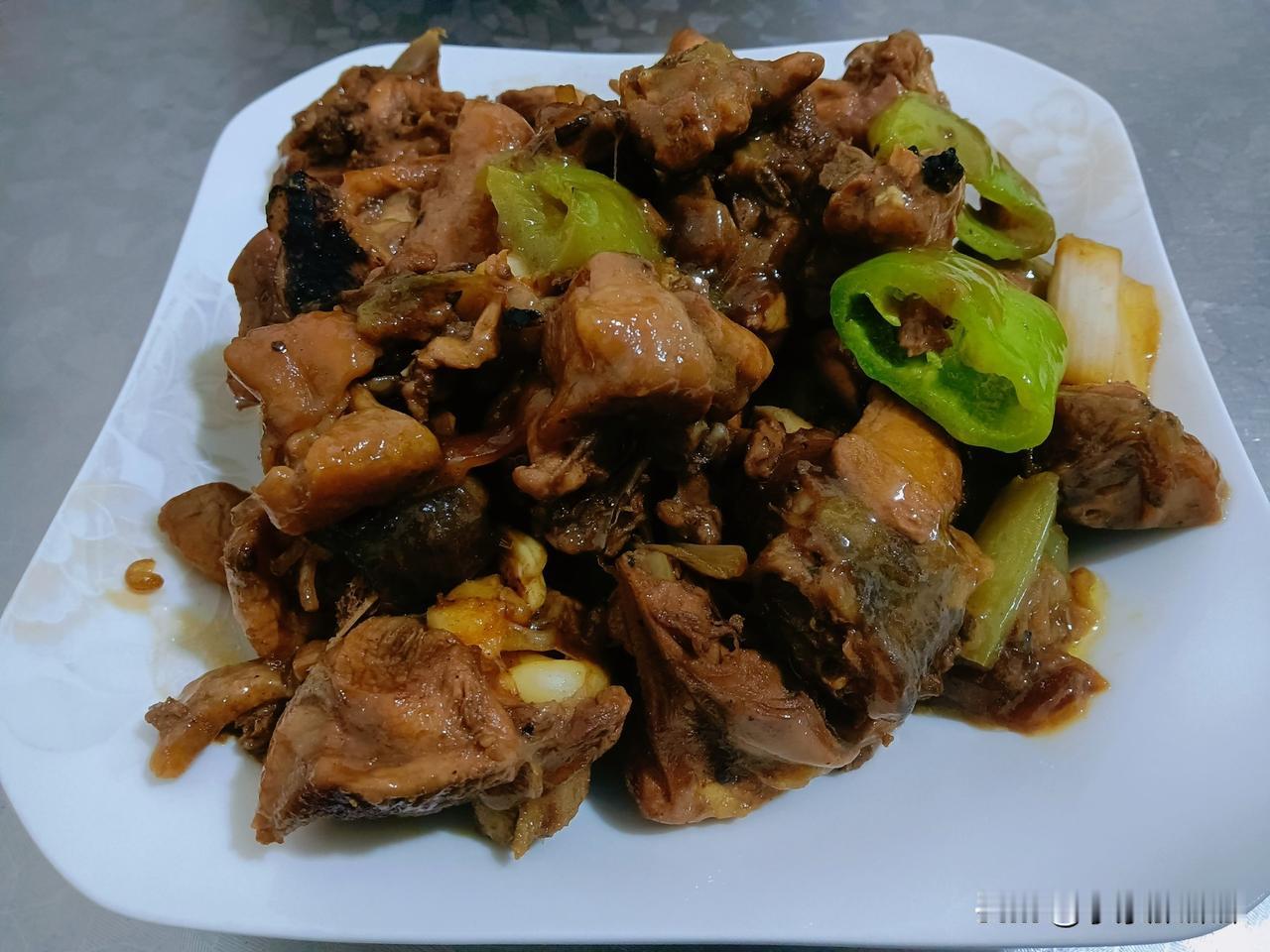 即墨农村老李家今晚的晚饭。

红烧鸡块
回锅豆腐渣
韭菜鸡蛋
卤鹌鹑蛋
苞米面子
