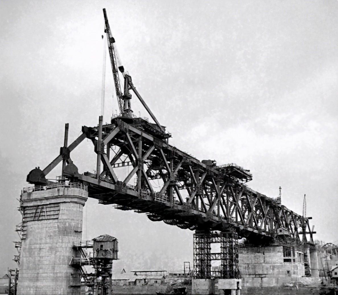 许世友决定在南京长江大桥修岗楼，遭到管理人员反对：修了不美观。
 
1971年冬