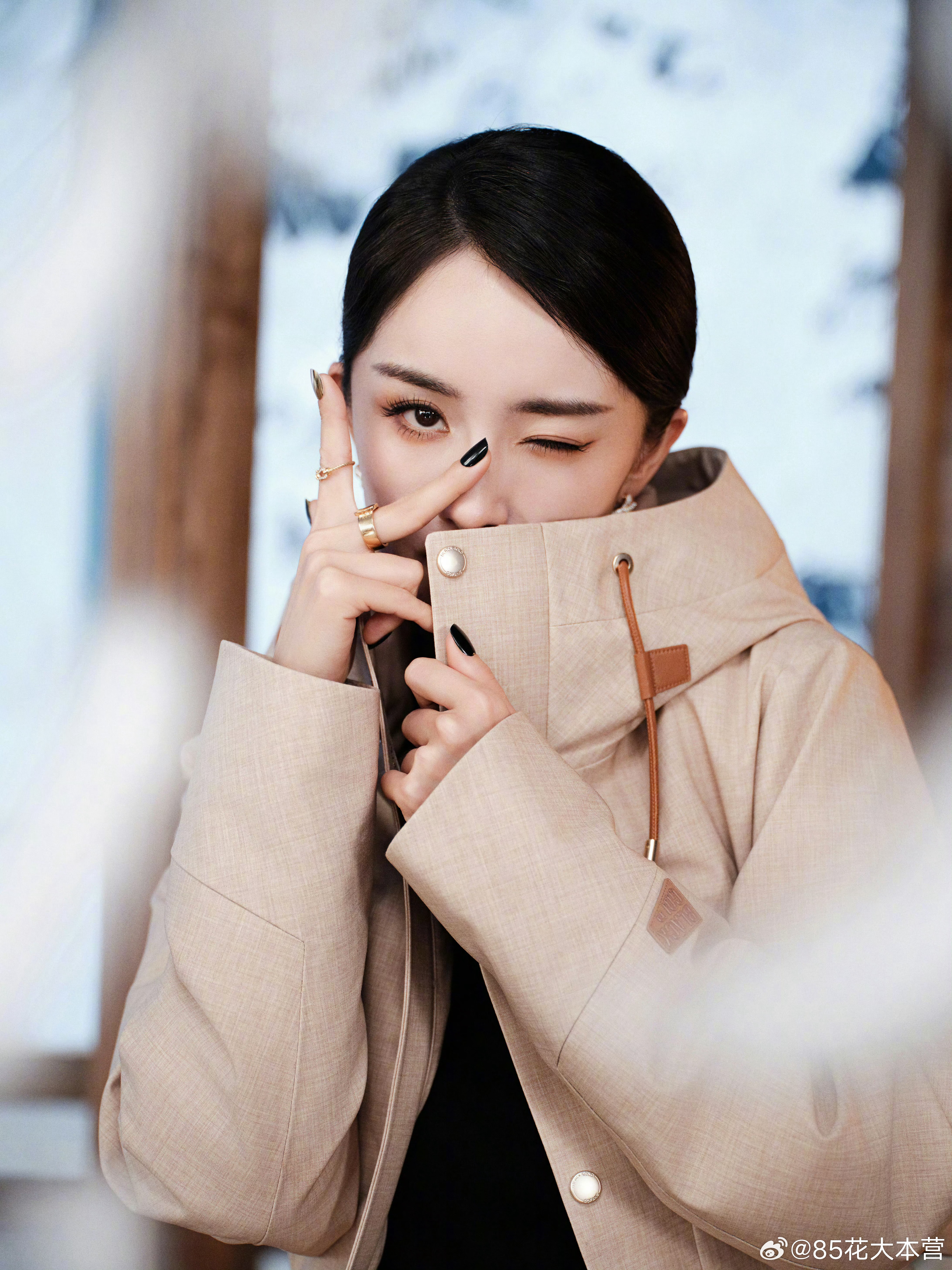 杨幂今日品牌直播活动造型大片！内娱能把羽绒服穿出时尚感的不多，幂算一个！而且最近