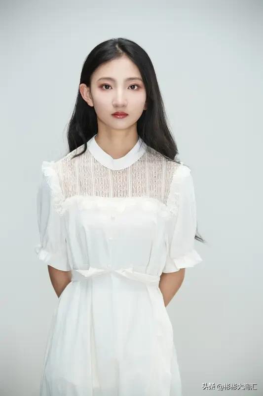 包佳怡是不是世界上最漂亮的女生，这还真不好说。毕竟“漂亮”的定义太主观啦。有人觉