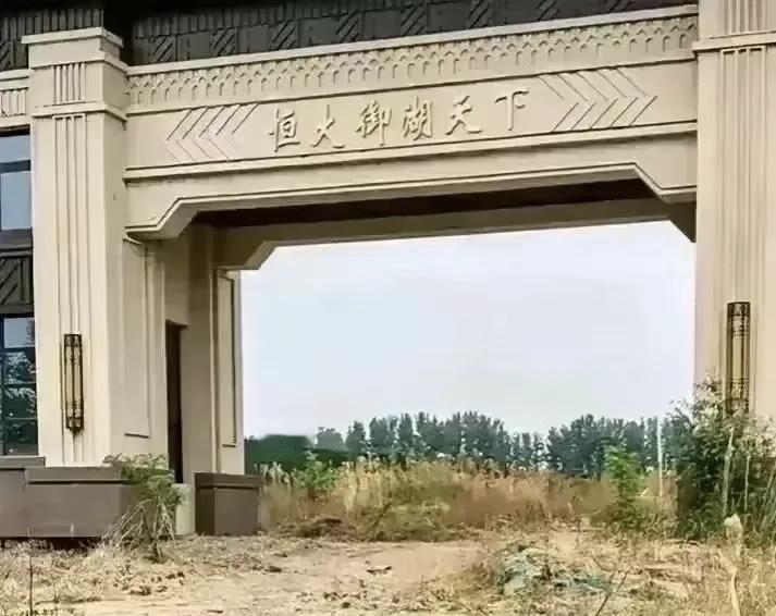 这是中国最霸气的小区大门

当年大门刚建好，房子就卖完了，创造了房产销售奇迹，8