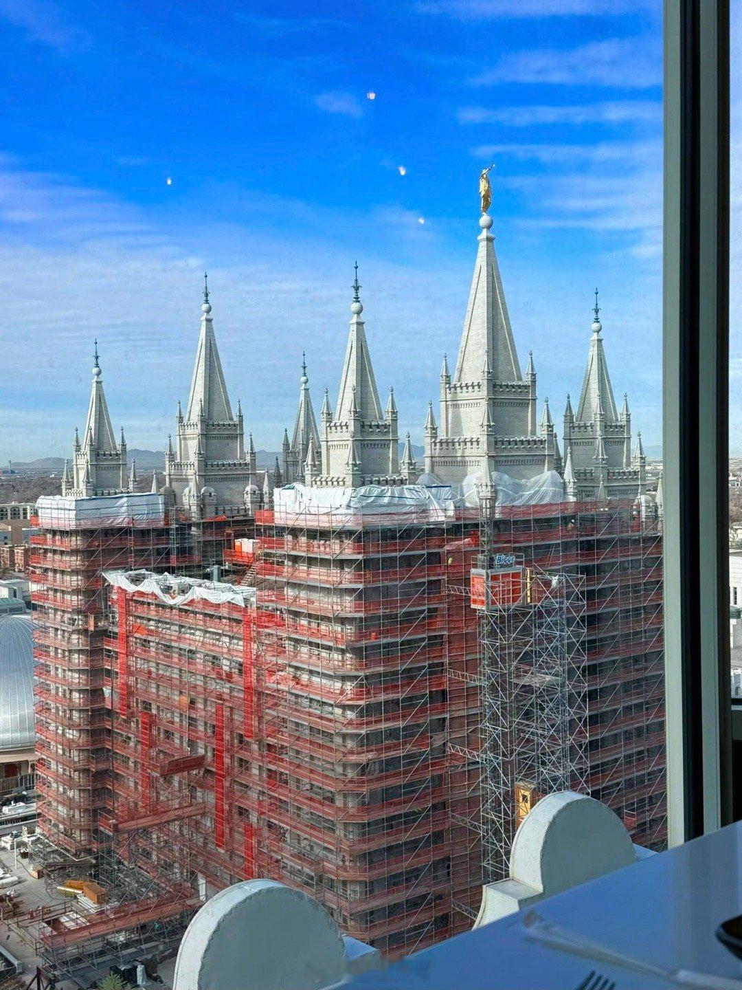 在整修中的摩门教大圣殿。 