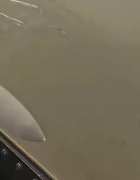 突发，外媒报道，12月5日委内瑞拉天空上演紧张一幕。一架来路不明的飞机偷偷闯入东