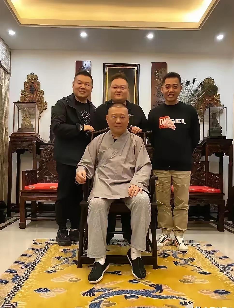 看到郭德纲这张照片，莫名让人想到释永信。
俩人都是光头，坐在中式太师椅上，姿势很