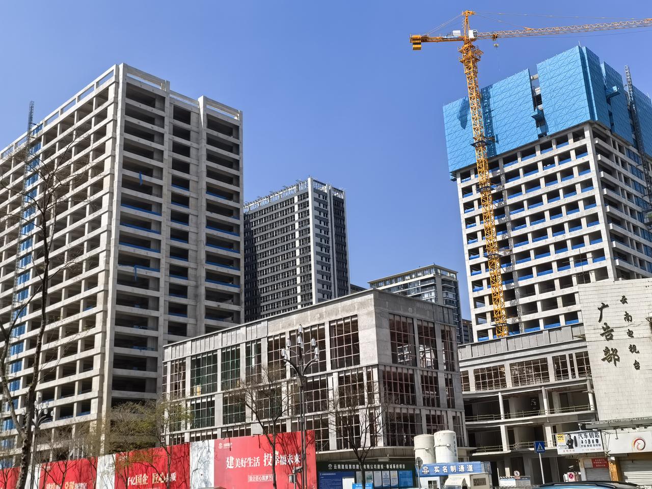 看到希望啦！以前这个医大广场的最后这个烂尾是陕西建工接手建设的，现在云南建投来完