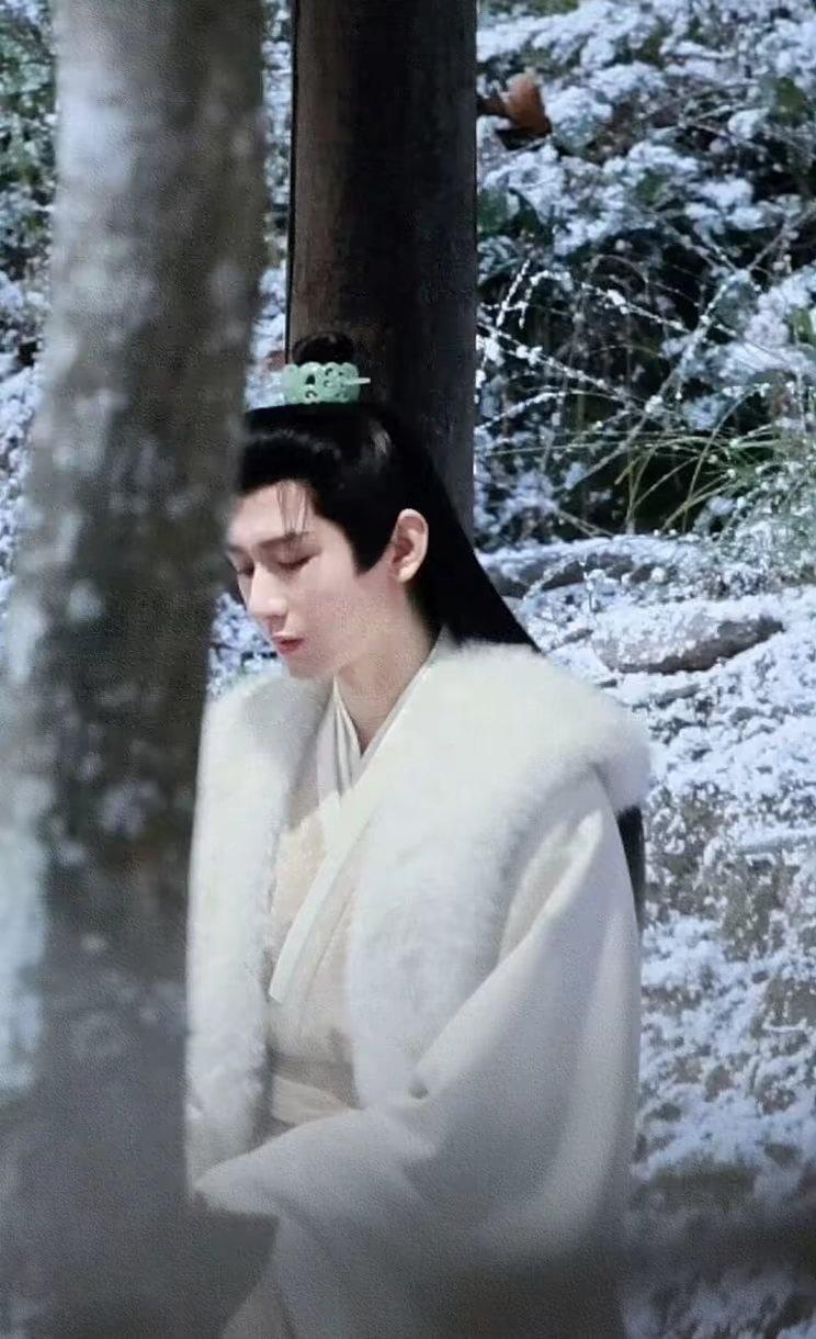 你是四月的第一场雨，温柔地淋湿荒原，而我贫瘠的心从此开满玫瑰。

成毅｜卢云 |