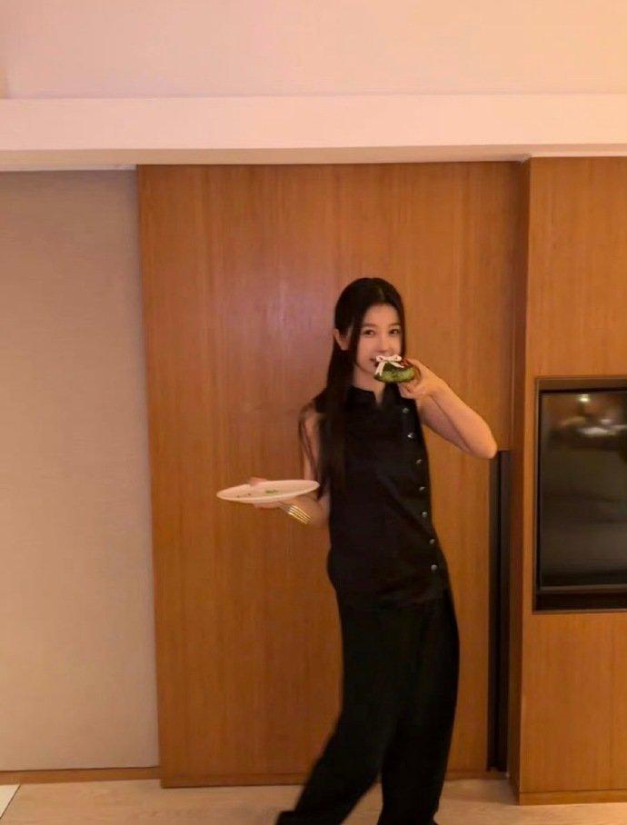 虞书欣hk营业照来了，来看看咋样 