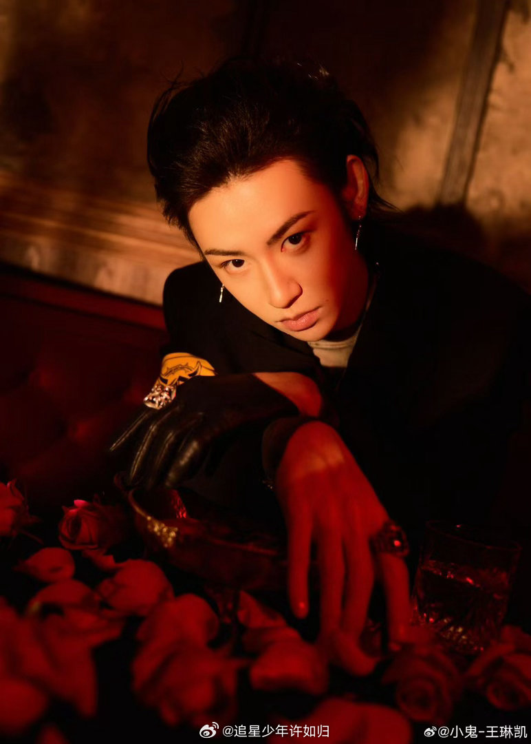 王琳凯第一口粉丝先吃王琳凯喂粉丝吃东西王琳凯你是真懂吃播的！直播干饭正香呢，夹起