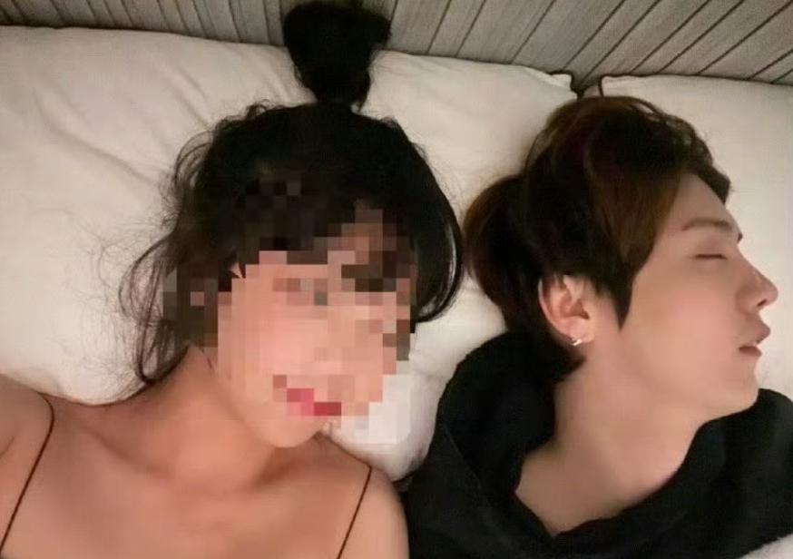 鹿晗这心真大，都被人拍照了，还睡的一脸香甜，是说你单纯没防人之心，还是说你太容易