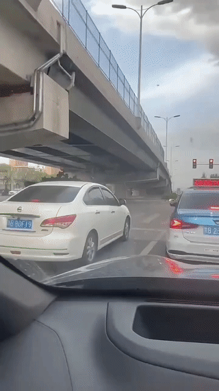 在包头街头开车碰到坦克过马路，请不要大惊小怪。
因为当地人早就已经习惯了。
坦克