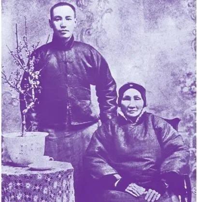 民国十年，蒋介石的母亲王采玉在溪口病逝。临终前，蒋母叮嘱儿子，在她死后务必要办三