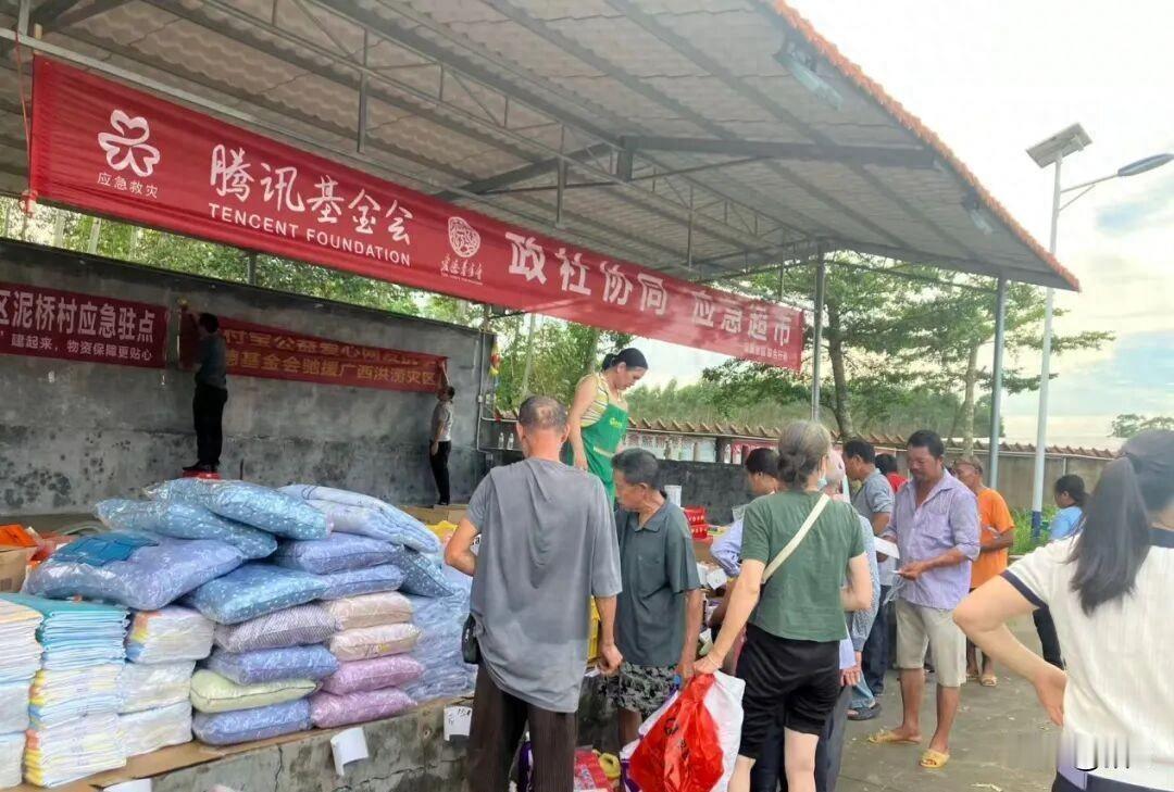 赈灾是“发钱”还是“发物资”？听起来简单，做起来却是一团乱麻。钱到底怎么分才公平