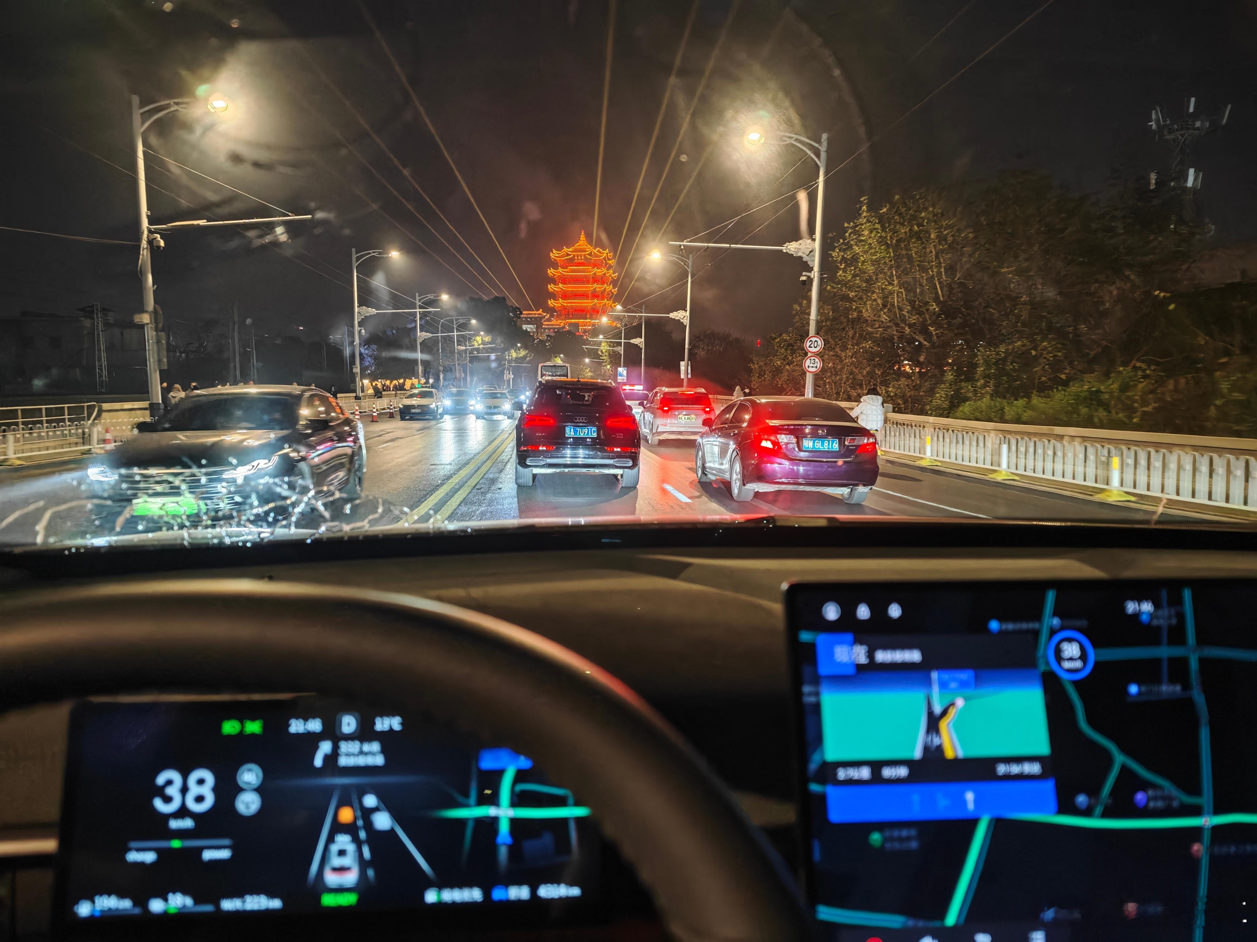 论名声在外及历史影响力的重要性！这座由钢筋铁骨修建的黄鹤楼，内部还有电梯直达顶楼