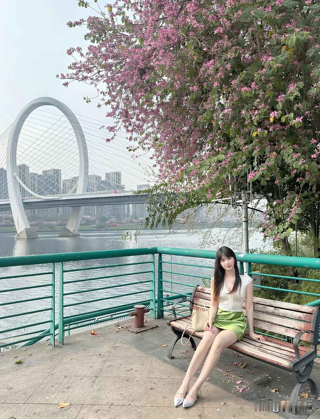 题图～七绝
文/小溪若岚
桥卧江波岸绕烟，
繁花似锦柳掀帘。
佳人上镜依栏坐，