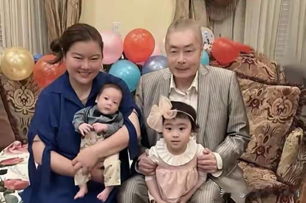 80多岁的钢琴家刘诗昆身穿一套条纹的西装，整个人看起来精神矍铄的，没有老态龙钟的