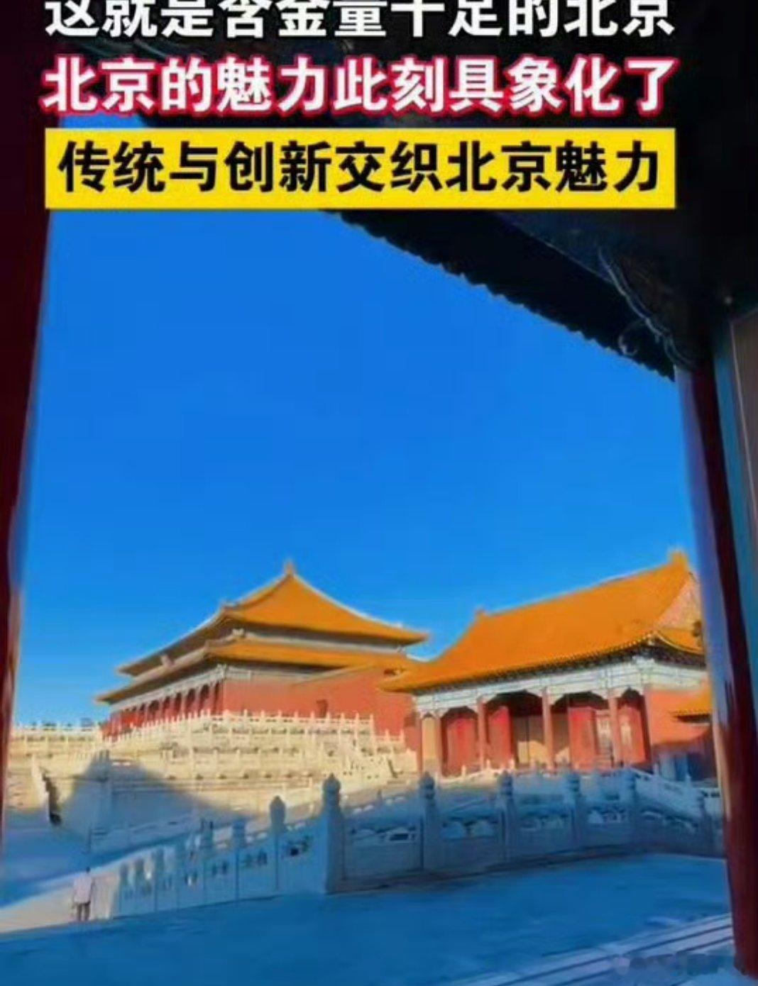 夜晚坐在国贸旁的咖啡馆外，玻璃幕墙映着绚烂霓虹，掌心裹着热饮的暖意。身旁年轻人步