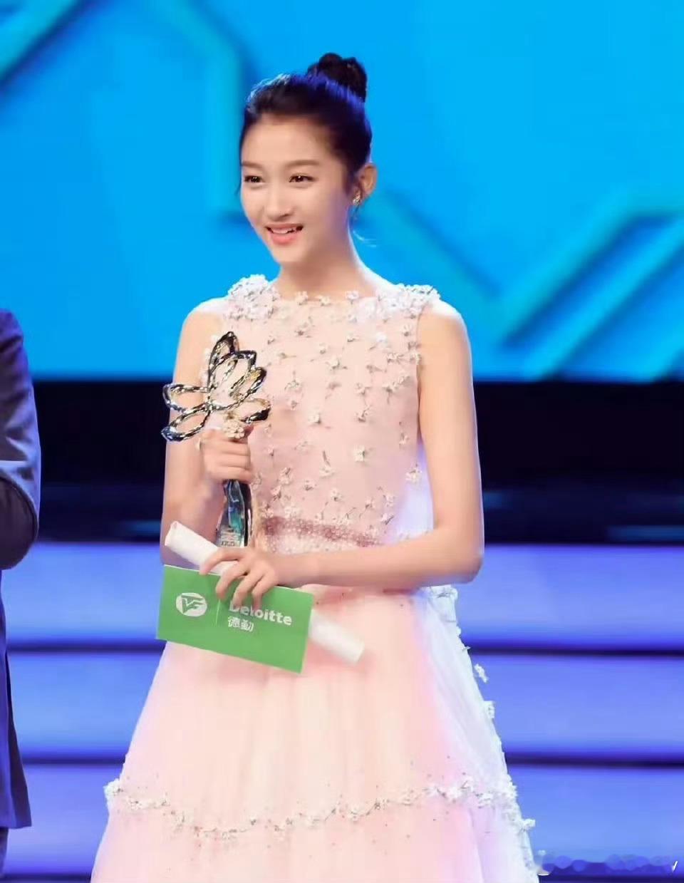 关晓彤 有着最勇敢的19岁白玉兰最年轻得主19岁凭借《好先生》中“彭佳禾”一角，