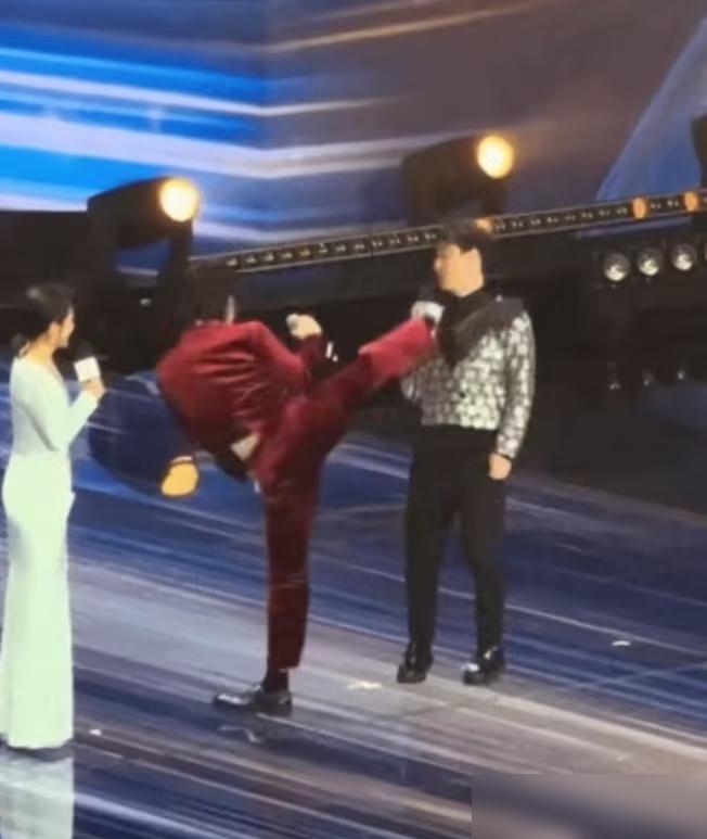 向佐那一脚尖贴着百克力的脑门划过去时，整个盛典现场的空气瞬间抽干了。这不是拍戏，