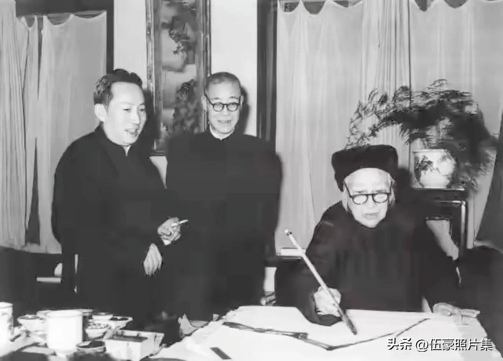 上世纪五十年代的照片，傅抱石与潘天寿观看何香凝作画的珍贵瞬间。新中国成立后，何香