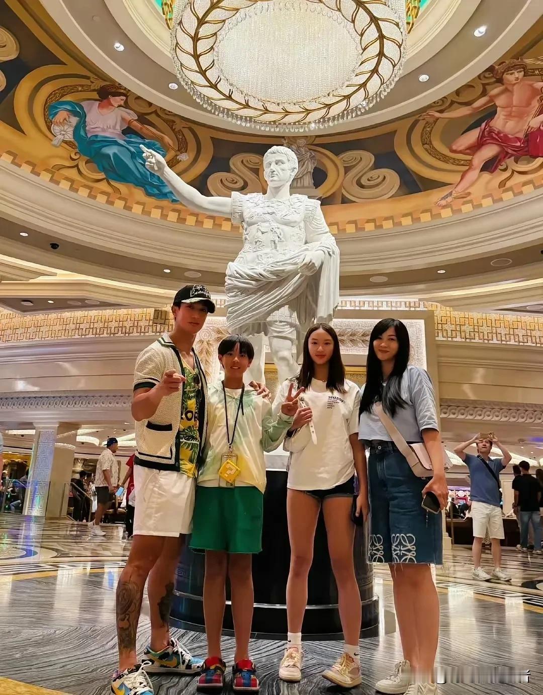 吴尊一家都长成同龄人了，看起来好像四个兄弟姐妹，真不敢相信身材这么好的一家四口人