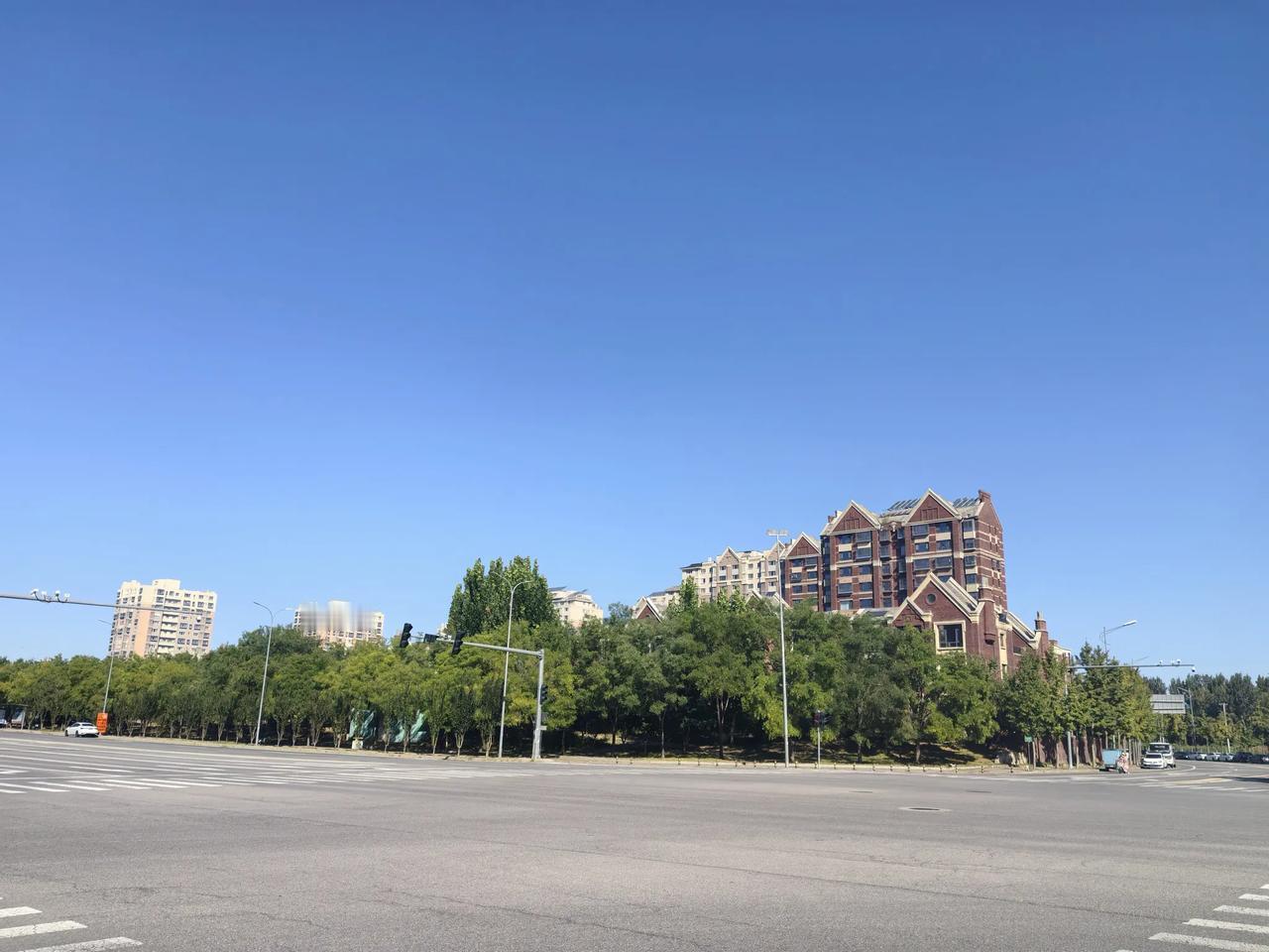 平谷洳河西路随拍
今天上午步行到平谷洳河西路，这儿的风景不错，两岸绿柳垂堤，环境