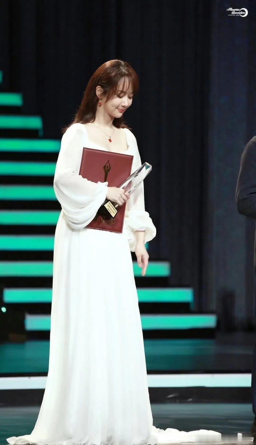 感觉杨紫适合把头发扎起来的造型 ​​​