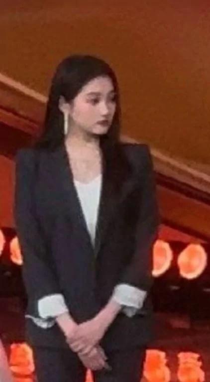 gxt关晓彤我与爱同谋 gxt关晓彤苏知秋 

你如月亮般耀眼，如星光般闪烁
