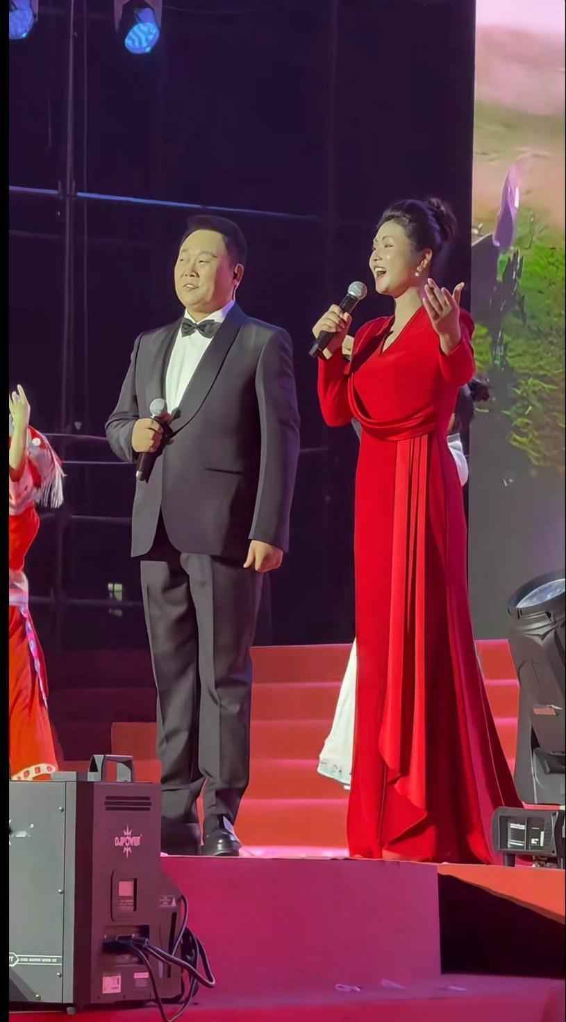 刘大成可是星光大道走出来的知名歌手，他有着多种唱法，台风大气，演唱专业，他演唱了