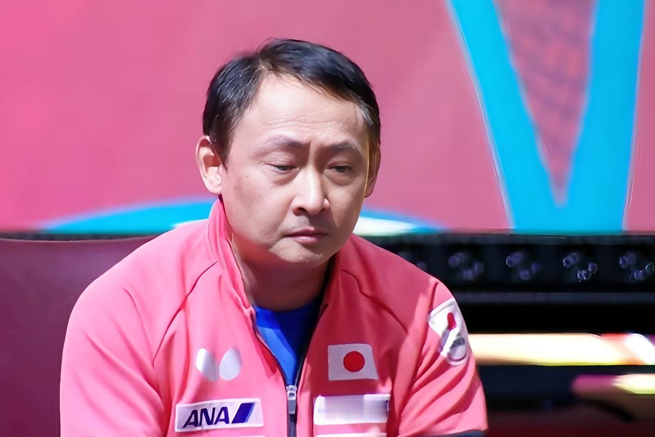 张本宇在澳门赛场安静得像个隐形人，女儿赢下陈幸同，他连个夸张动作都没有。

在中