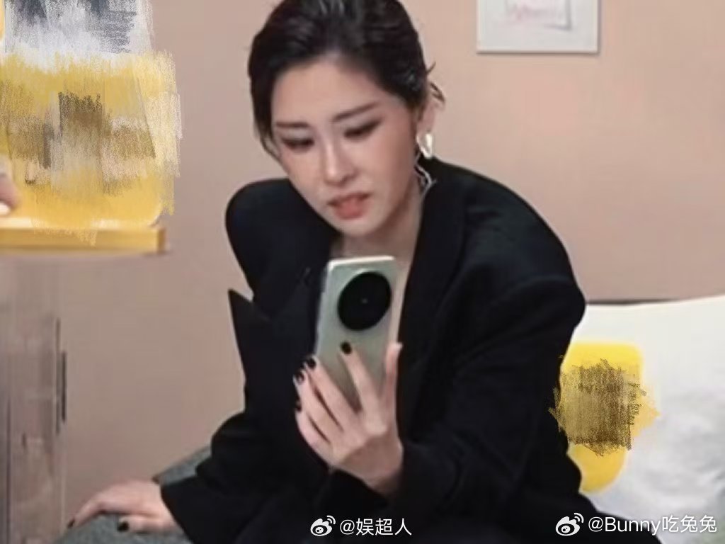 谁给张碧晨化的妆歌手直播歌手2026 一眼就被帅气造型吸引，黑色西装百搭又出彩，