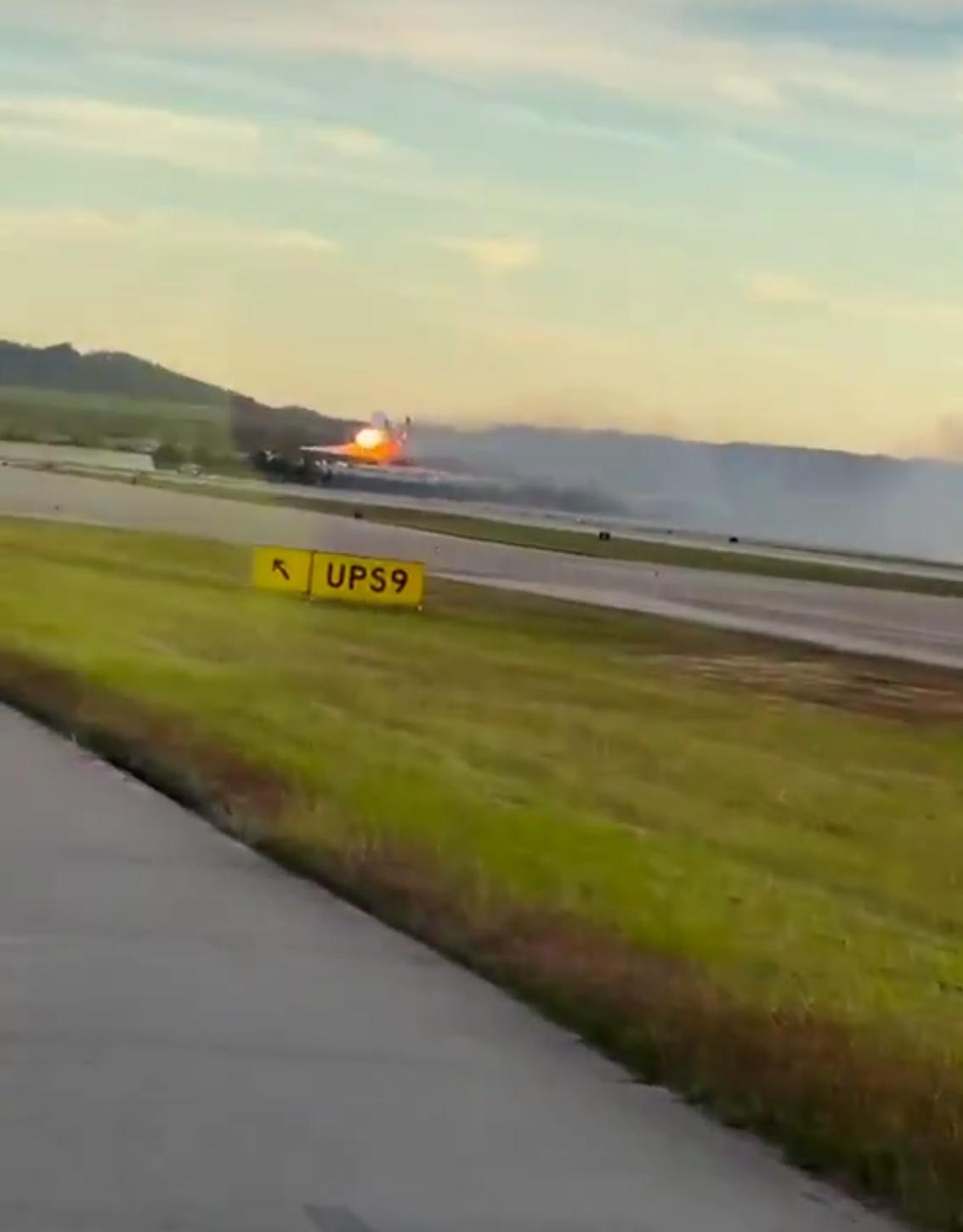 当地时间11月4日，美国肯塔基州路易斯维尔市穆罕默德·阿里国际机场附近突发飞机坠