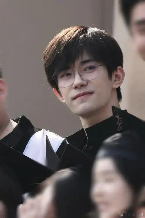 易烊千玺被曝连续三天打卡，中戏食堂突然火了！


剧组盒饭都甘拜下风？网友炸锅：