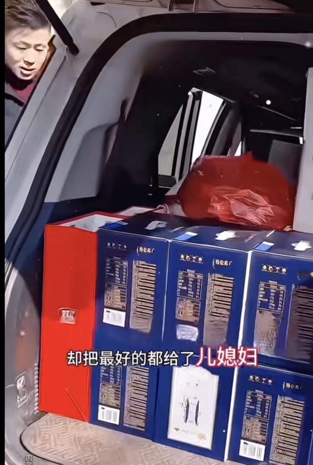 230斤，被全网羡慕是什么体验？
大衣哥女儿雪梅给出了答案。
丈夫被拍到自然弯腰