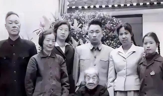 1949年7月，湖南平江解放后，有个乞丐模样的妇人，来到县委大院门口。她径直走向