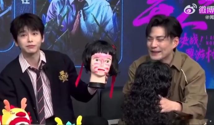 异人之下2主演画抽象妆  异人小分队在新浪扫楼直播中放飞自我，抽象妆面惊艳四座，