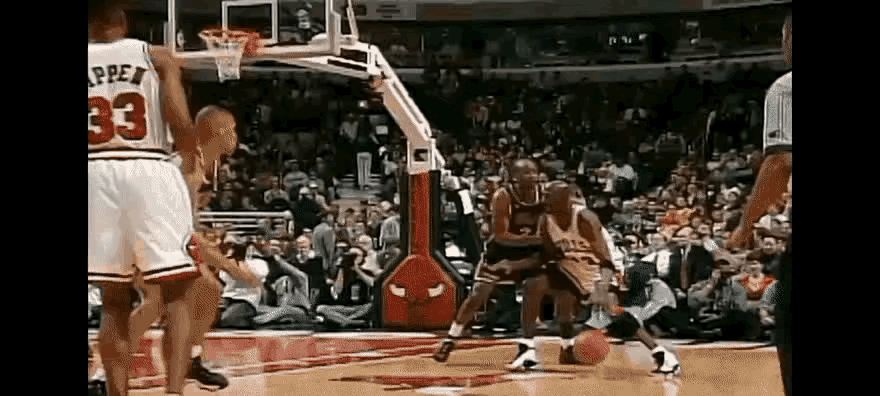 乔丹的急停跳投让科比学去了，可是两人面对的防守动作竟然一模一样！
镜头一是乔丹在