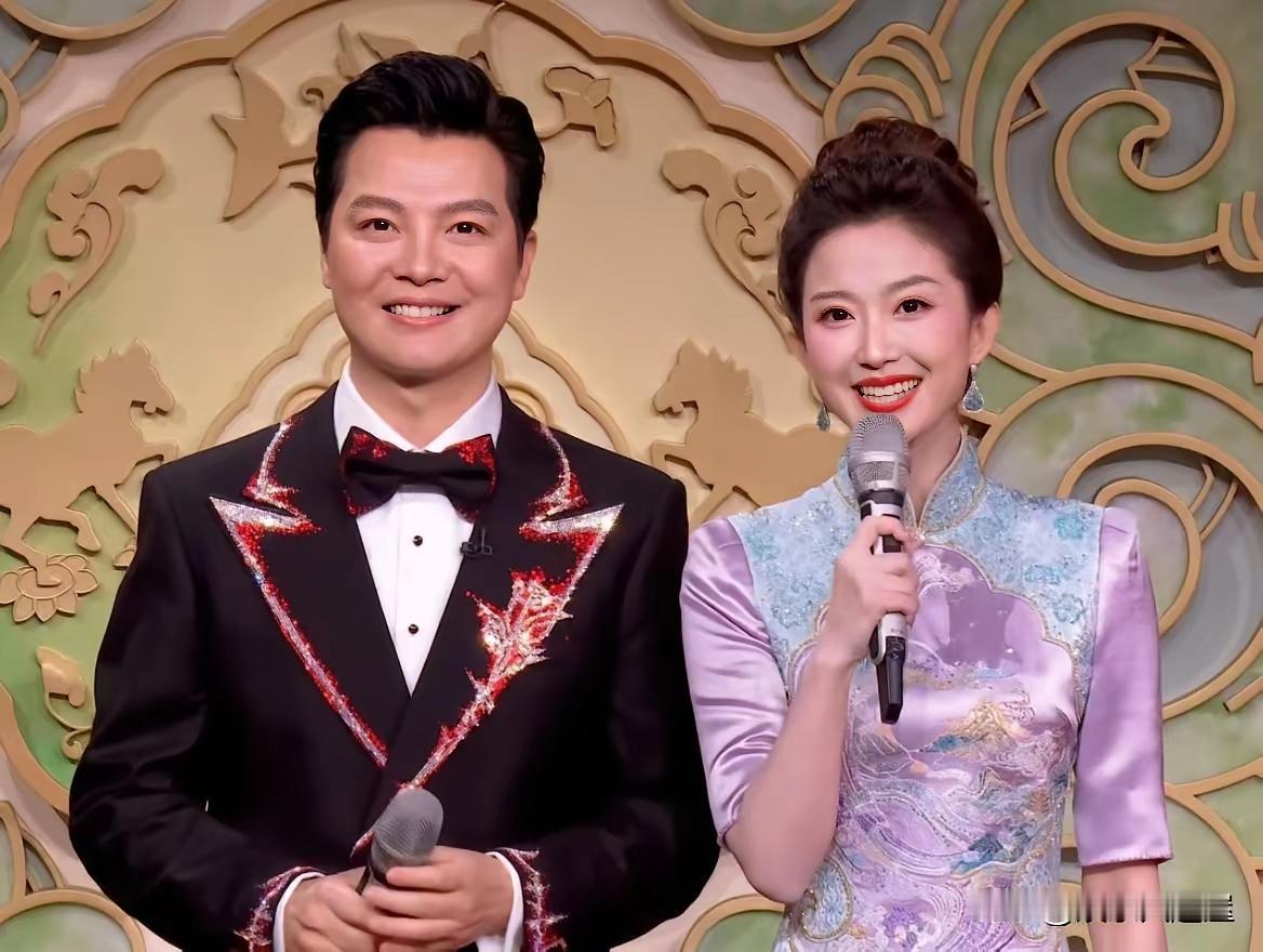 春晚名场面✨ 任鲁豫的红焰西装沉稳大气，刘心悦的紫韵旗袍雅致温婉，一刚一柔，把马