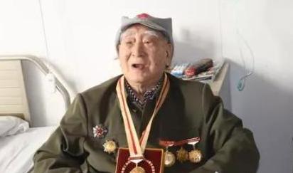 1917年，秦光出生在湖北黄安县一个穷得叮当响的农民家庭。黄安这地方后来改名叫红