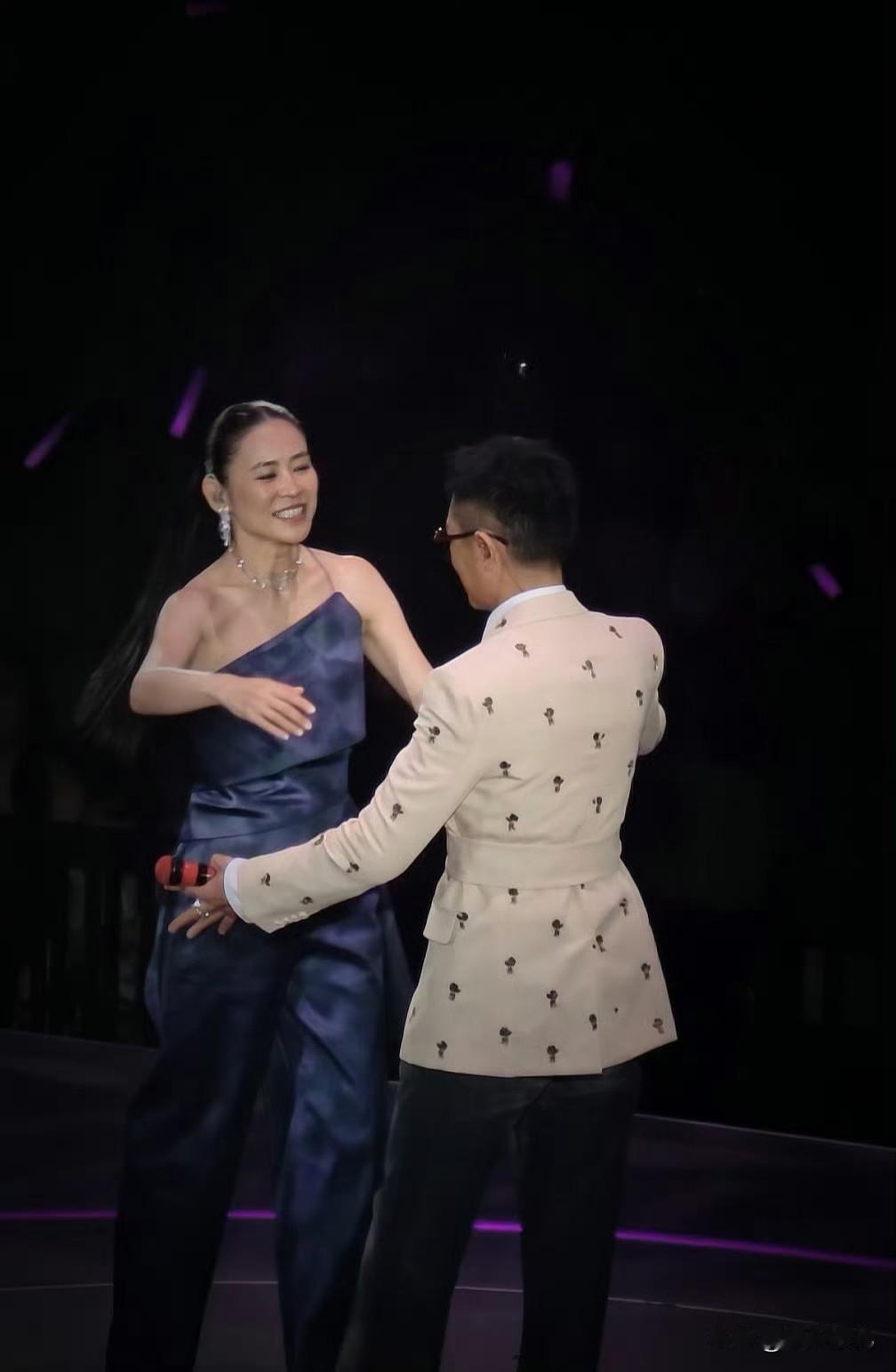 宣萱现身古天乐演唱会


古天乐红馆演唱会，邀请嘉宾宣萱，两人合唱《无时空之恋》