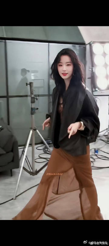 谁给这四个人抬部女性群像剧 四个气质各异的女性站在一起，演绎出人生的不同维度。快