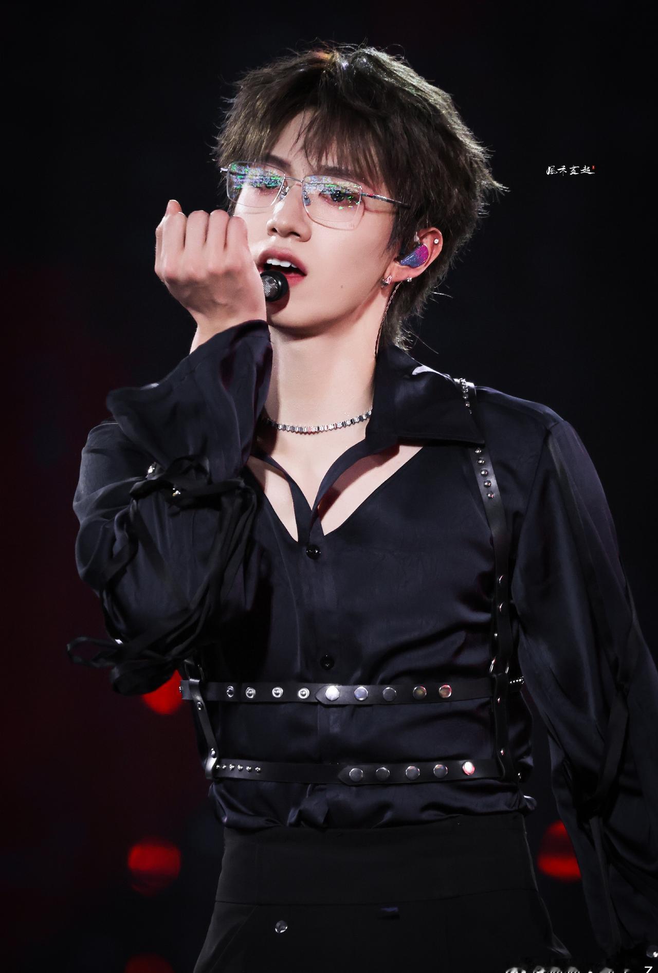 这不是我的梦中情郎嘛 朱志鑫你别动 今晚我就把你这只小猫咪给偷走