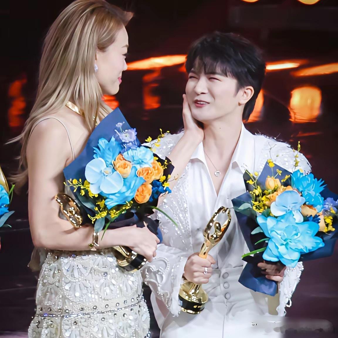 我有个直觉，周深估计很难结婚了，不是因为他身高不够，而是他跟女明星在一起的时候，