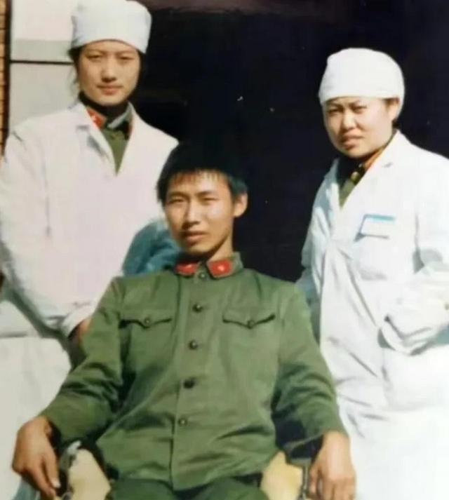 1986年，一女孩因男友提分手，带着父亲“大闹”部队，男孩无奈之下只能选择和女友