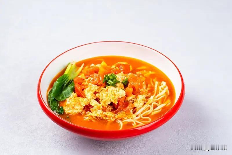 锅里水烧开，下一把挂面，再打两个鸡蛋，卧成圆滚滚的荷包蛋。
另起锅炒个番茄鸡蛋卤